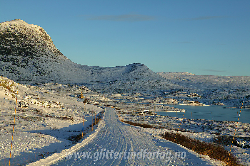 Høstmorgen på riksveien forbi Bitihorn. Synshorn i bakgrunnen til venstre.