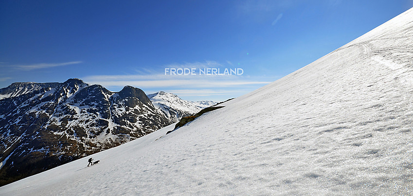 På vei til Fløtatind.I bakgrunnen bla. Skrondalsnebba.