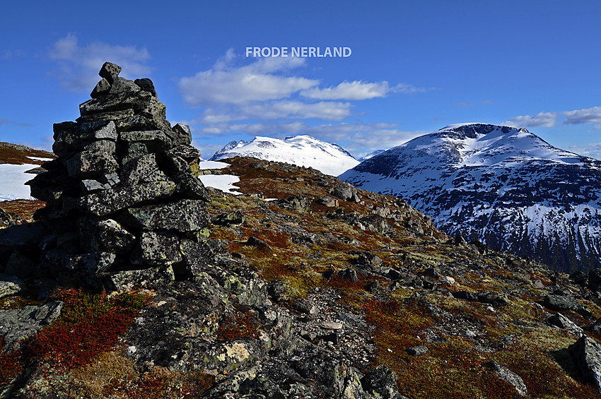 Toppvarden på Børsetkjerringa.Dronninga og Mohaugen i bakgrunnen.