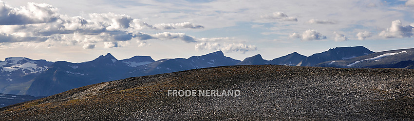 Fra Mardelhøa mot Litlhøa og fjella i øvre Sunndal.