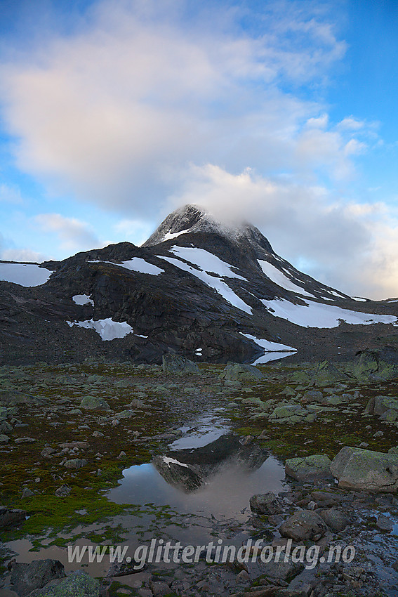 Morgenstemning ovenfor Semeldalsmunnen mot Austre Rauddalstinden (2068 moh), delvis innhyllet i tåkeskyer.