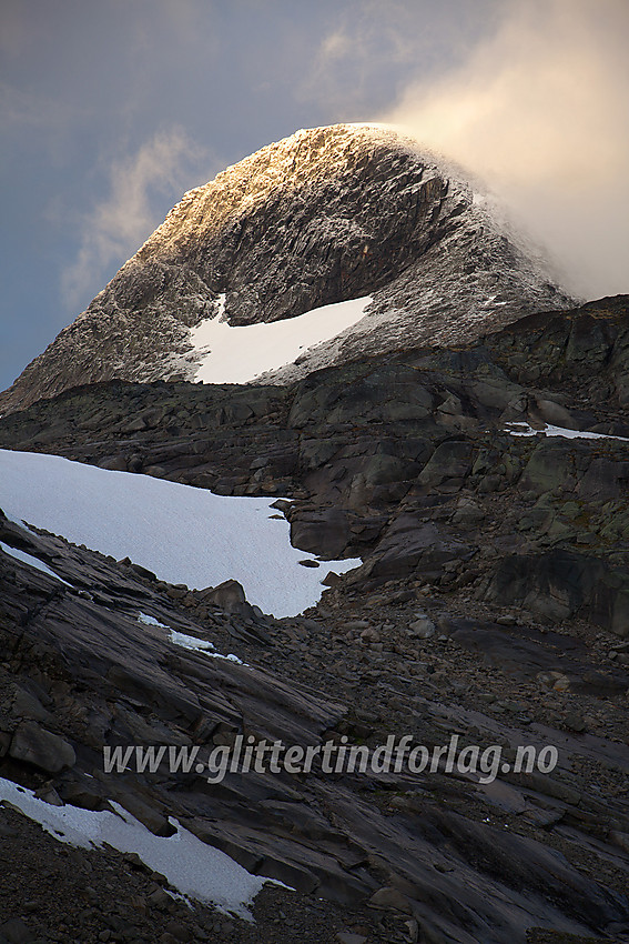 På vei opp mot Rauddalsbandet fra øst med Austre Rauddalstinden (2086 moh) i bakgrunnen.