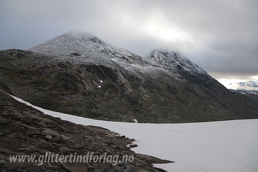 På ryggen mellom Skarddalen og Rauddalsbandet mot Skarddalstinden (2100 moh) og Skarddalseggje. Sistnevnte gjemmer seg i skyene.