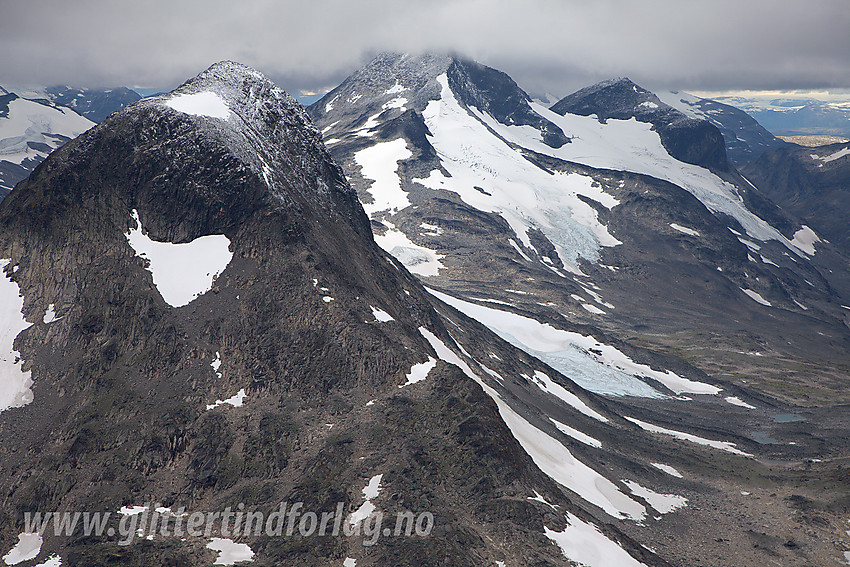 Utsikt fra Skarddalstinden mot Austre Rauddalstinden (2086 moh). Til høyre ses deler av Simledalen. Lenger bak Store Rauddalstinden (2157 moh i tåke) og Vestre Rauddalstinden (2059 moh). 