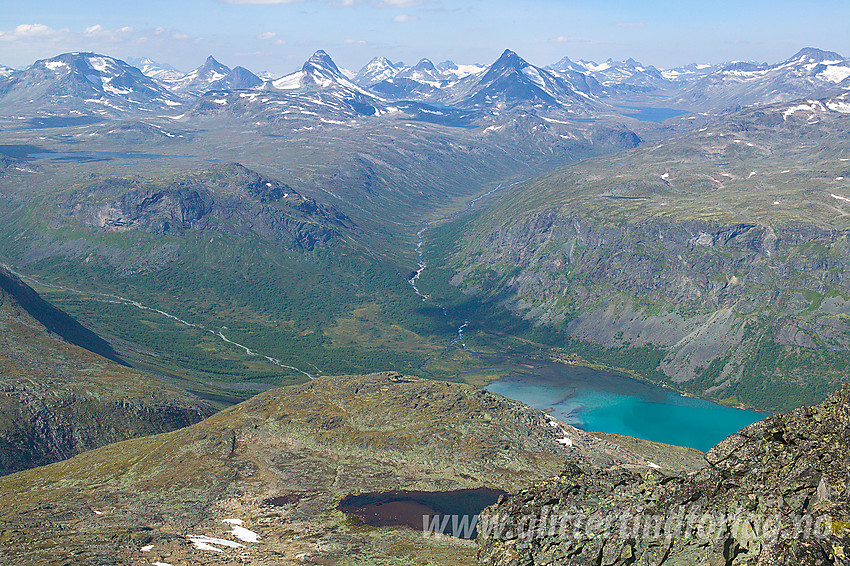 Utsikt fra Knutseggen mot Gjende, Veslådalen, Storådalen, Gjendetunga og videre innover mot Midt-Jotunheimens tindeverden.