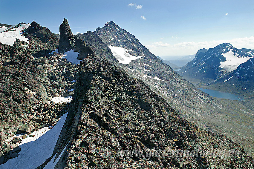 På Knutseggen mot Nestnødre Nål og den meget karakteristiske Søre Nål. Bak ruver Store Knutsholstinden (2341 moh) og nede til høyre ses Svartdalen.