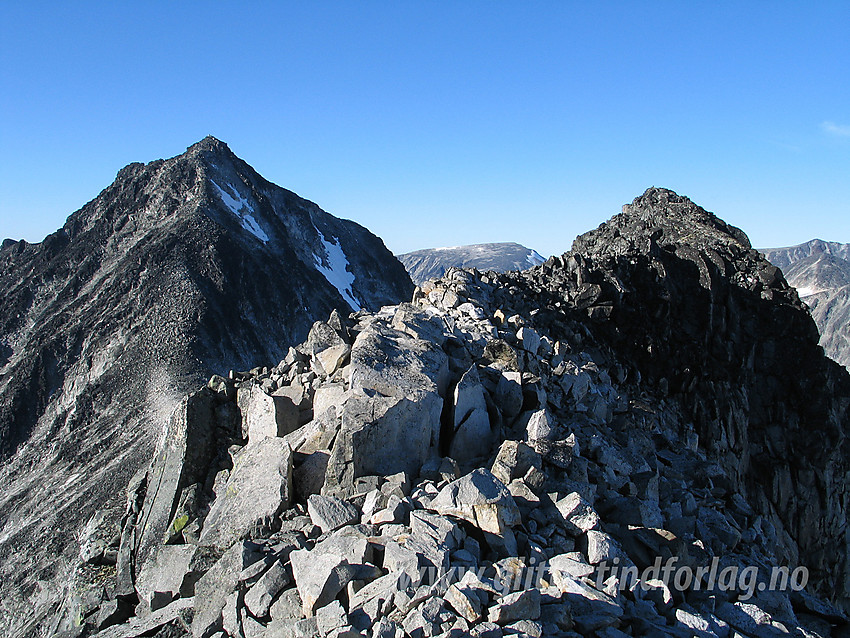 Nestsøre (2255 moh foran) og Store (2346 moh) Hellstugutinden.