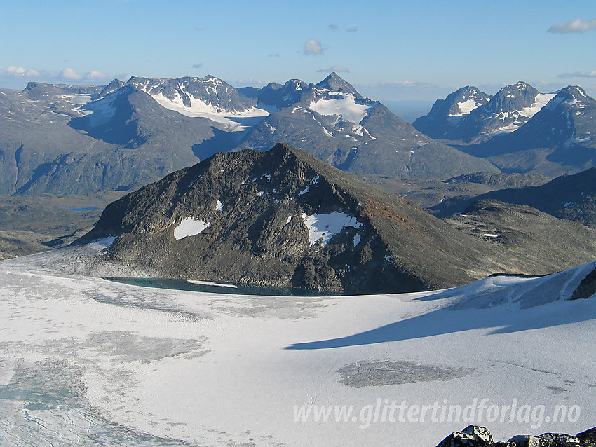 Fra Nestsøre Hellstugutinden mot Hinnåtefjellet (2114 moh) og videre mot Gjendealpene med Store Knutsholstinden sentralt.