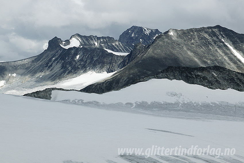 Ved Vakkerbandet mot Lindbergtinden (2120 moh) og Store Tverråtinden (2309 moh). Lenger bak ses Ymelstinden (2304 moh), Storjuvtinden (2344 moh) og Galdhøpiggen (2469 moh).