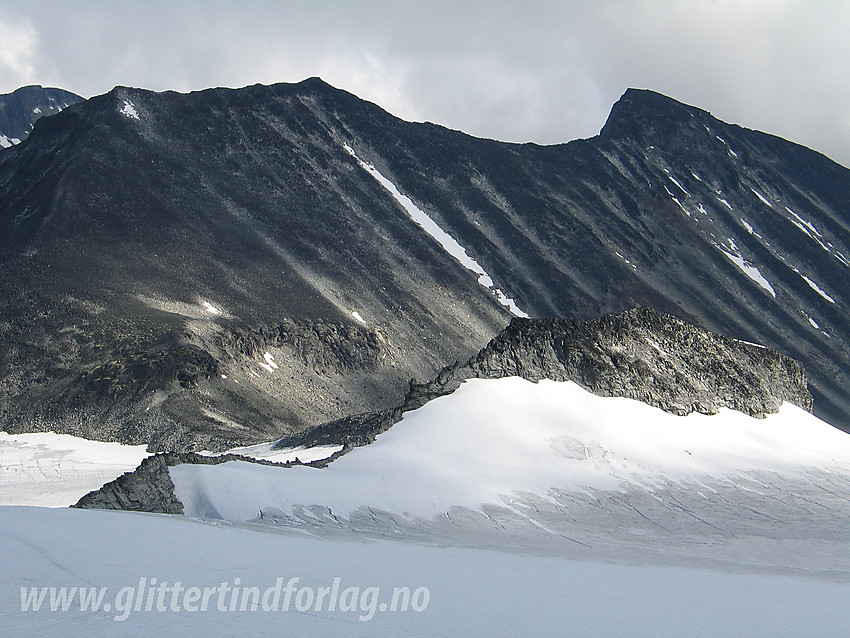 Fra Vakkerbandet mot Lindbergtinden (2120 moh) med Store (2309 moh) og Midtre (2302 moh) Tverråtinden i bakgrunnen.