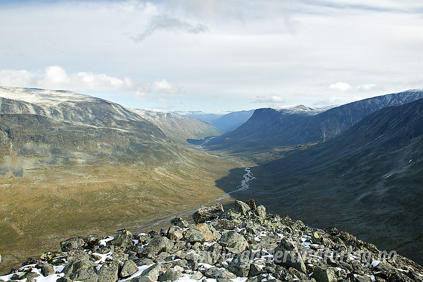 Fra nordryggen på Urdadalstinden med utsikt nedover Visdalen. Til høyre i bakgrunnen ses Spiterhøe (2033 moh).