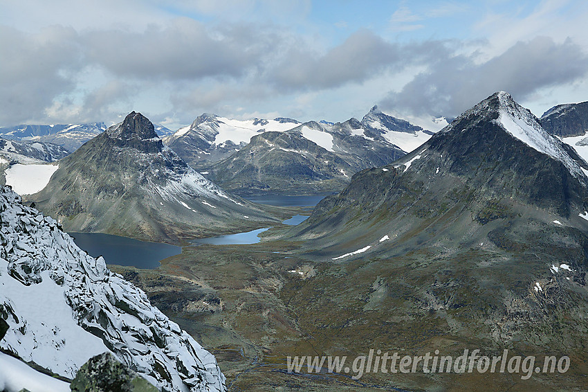 På Urdadalstindens nordrygg med utsikt vestover mot Kyrkjeglupen omgitt av Kyrkja (2032 moh) på venstre side og Tverrbytthornet (2102 moh) på høyre side.