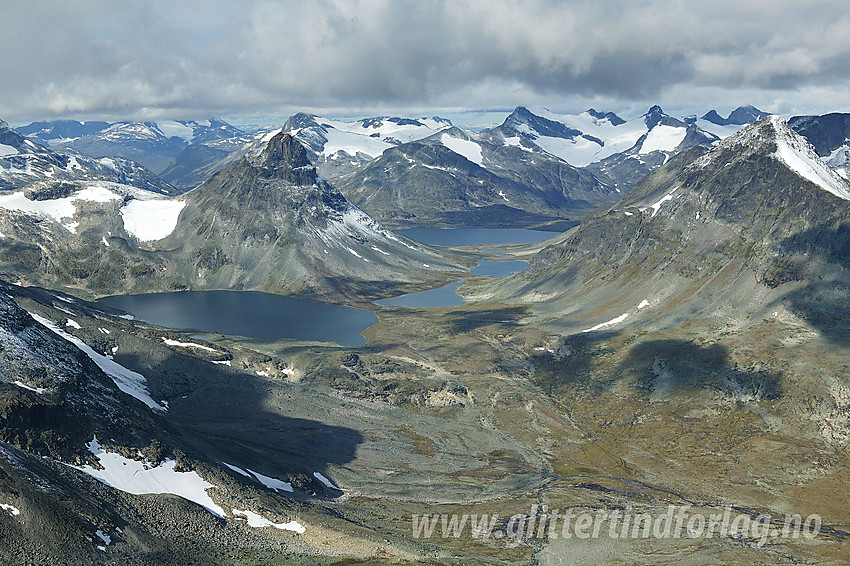 Fra Store Urdadalstinden vestover mot Kyrkja (2032 moh), Kyrkjeglupen, og Tverrbytthornet (2102 moh).