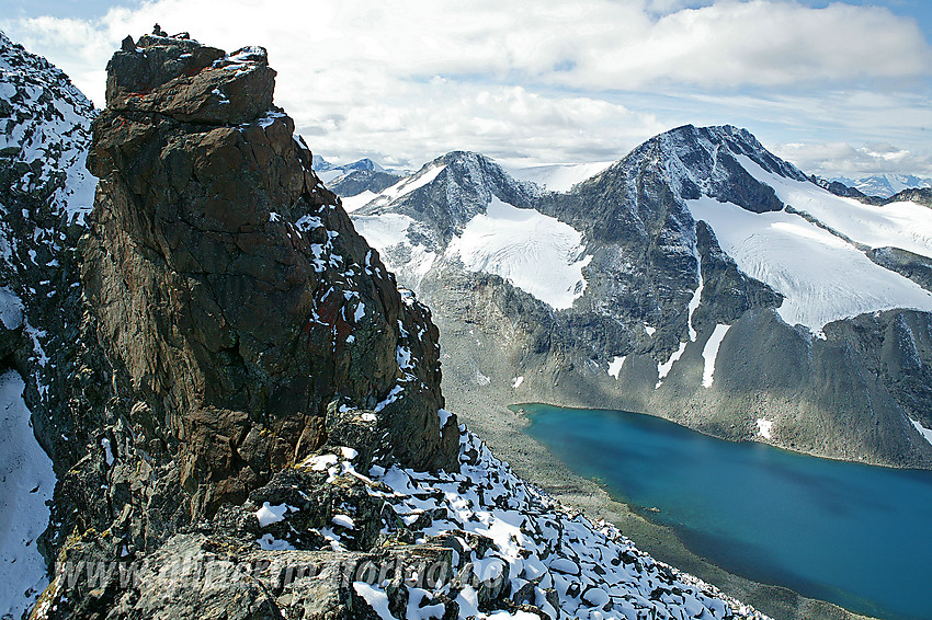 Artig rødfarget pinakkel på ryggen like nord for Midtre Urdadalstinden. Bak til høyre ses Semelholet, Semelholstjønne og Semelholstinden (2147 moh).