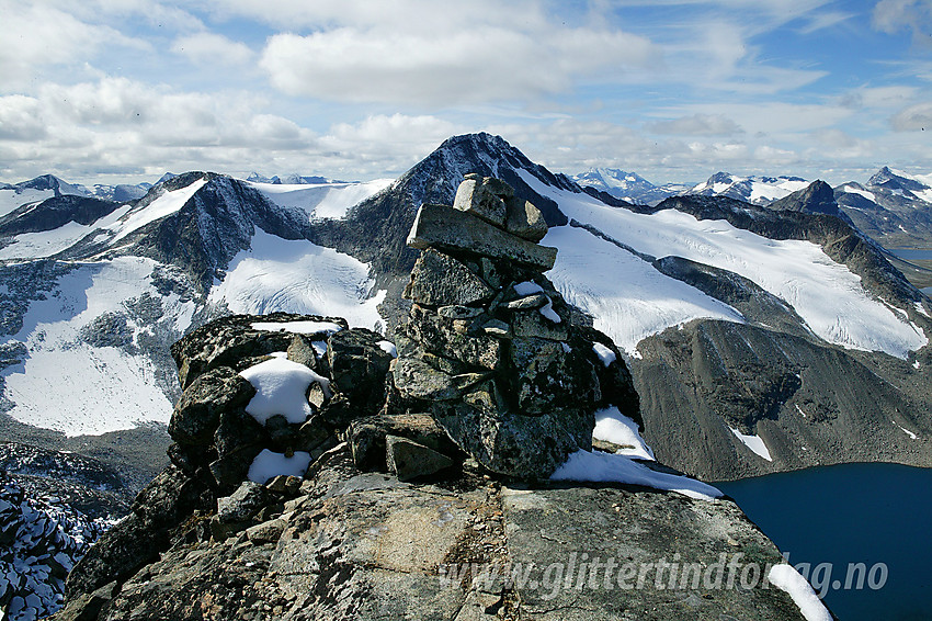 På toppen av Midtre Urdadalstinden (2060 moh) med bl.a. Semelholstinden i bakgrunnen.