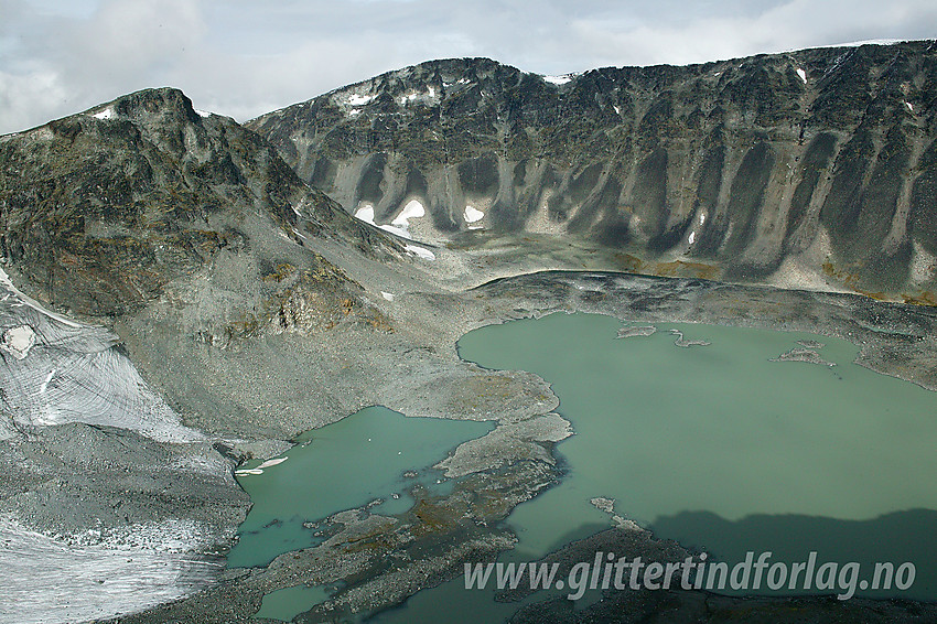 Utsikt fra Grotbreahesten ned i øvre del av Trollsteinkvelven med Trollsteintjønne, Svartholshøe (2067 moh) og Gråhøe (2154 moh).