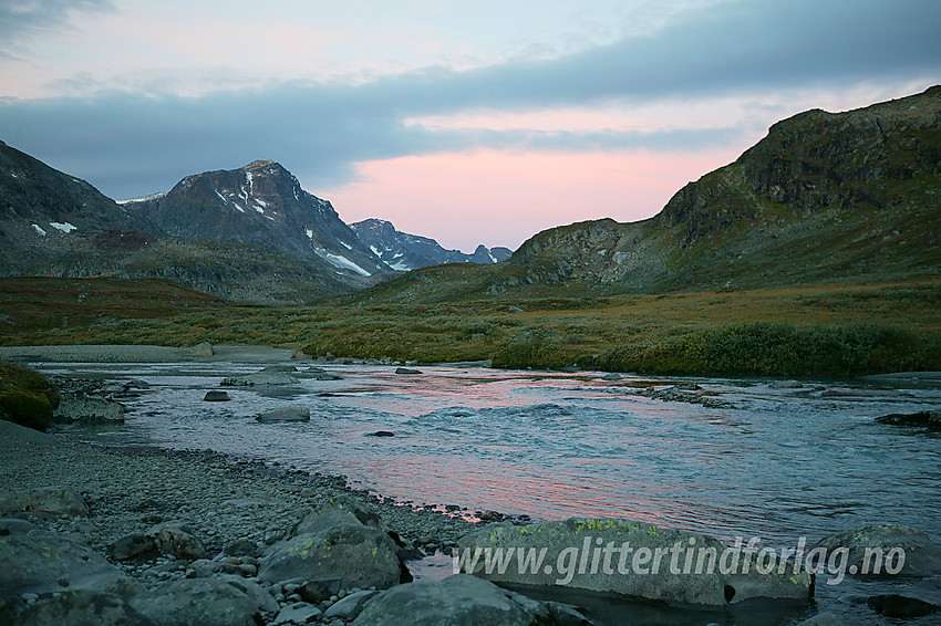 Morgenstemning i Leirungsdalen med Munken (2105 moh) i bakgrunnen.