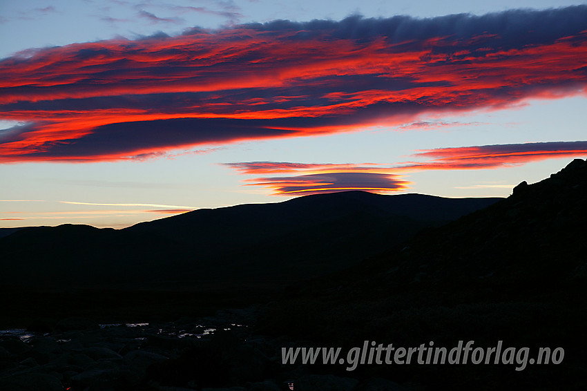 Flott himmel over Heimdalshøe. Bildet er tatt like ved Raudhamran ved utløpet av Leirungsdalen.