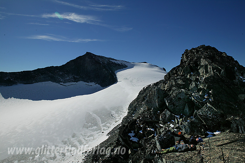 Pause oppunder toppen på Svellnosbreahesten (2181 moh) med Store Tverråtinden (2309 moh) i bakgrunnen.