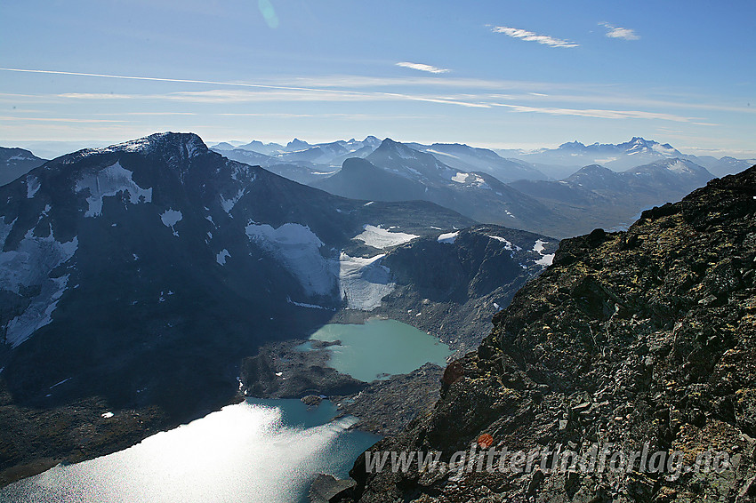 Fra Skarddalseggje med utsikt til Skarddalen og Store Rauddalseggje (2168 moh).