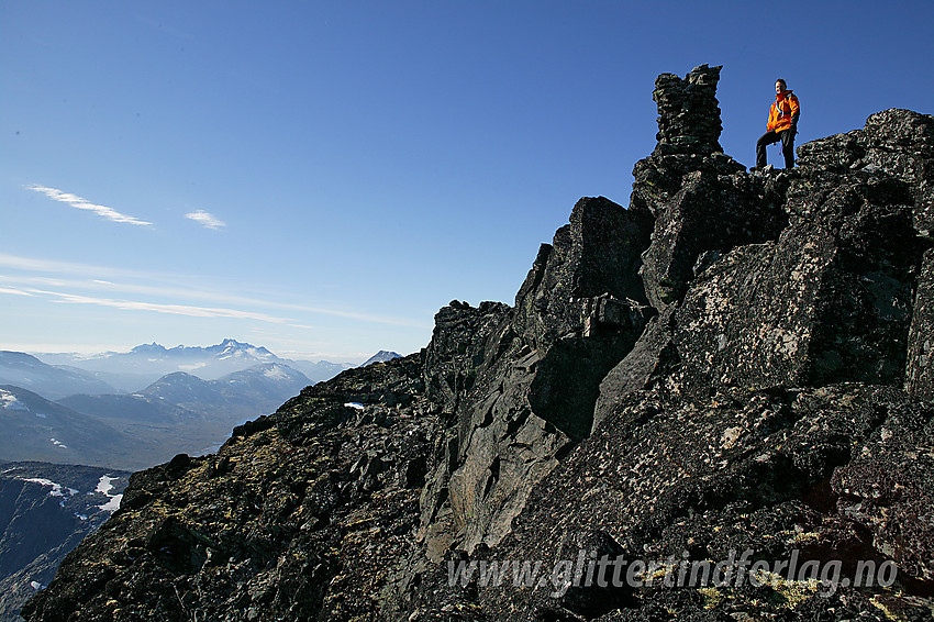 På toppen av Skarddalseggje (2159 moh). I det fjerne reiser Hurrungane seg mot himmelen.