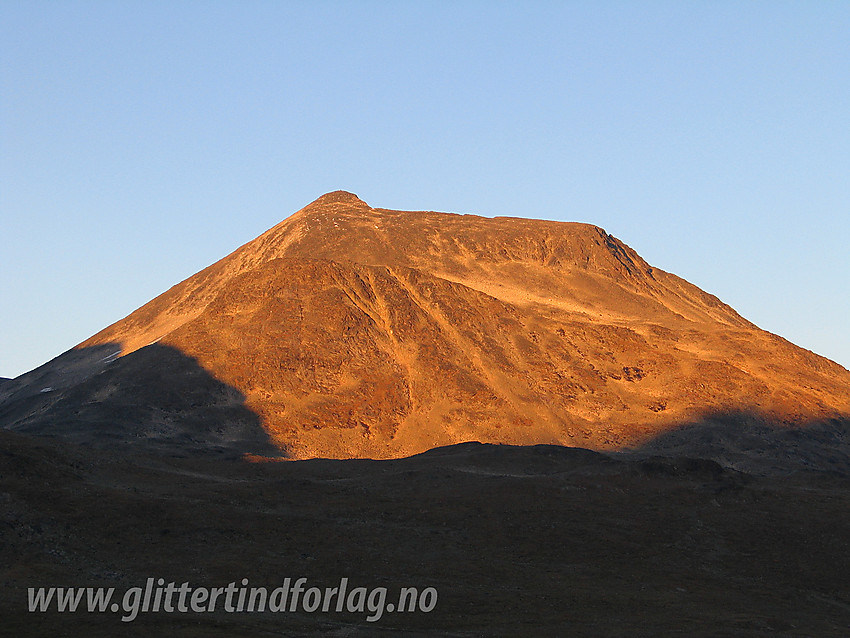 I nordflanken under Skarddalseggje med utsikt bort til Semeltinden (2236 moh).