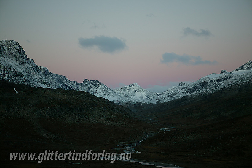 Morgenstemning i Leirungsdalen med Kvitskardtinden (2193 moh) sentralt i bakgrunnen.