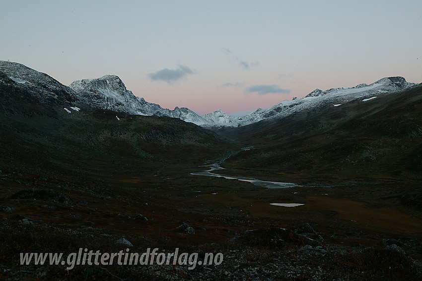 Morgenstemning i Leirungsdalen. Munken (2105 moh) ses til venstre.