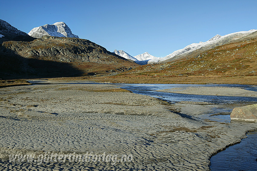 I Leirungsdalen ved Leirungsåe med Munken (2105 moh) ruvende bak til venstre.