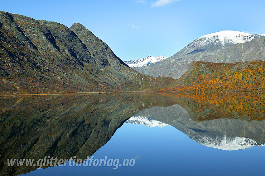 Skarp høstluft over Nedre Leirungen med Knutshøe (1517 moh) til venstre og Besshøe (2258 moh) i bakgrunnen til høyre.