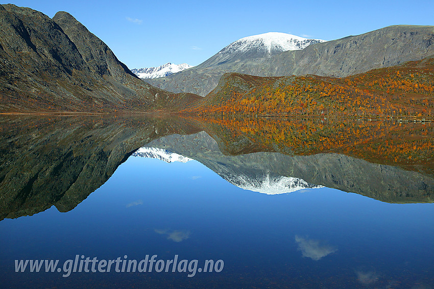 Flott høstdag ved Nedre Leirungen med Knutshøe (1517 moh) bak til venstre. Langt bak ses Surtningssue og sentralt Besshøes hvite kuppel.