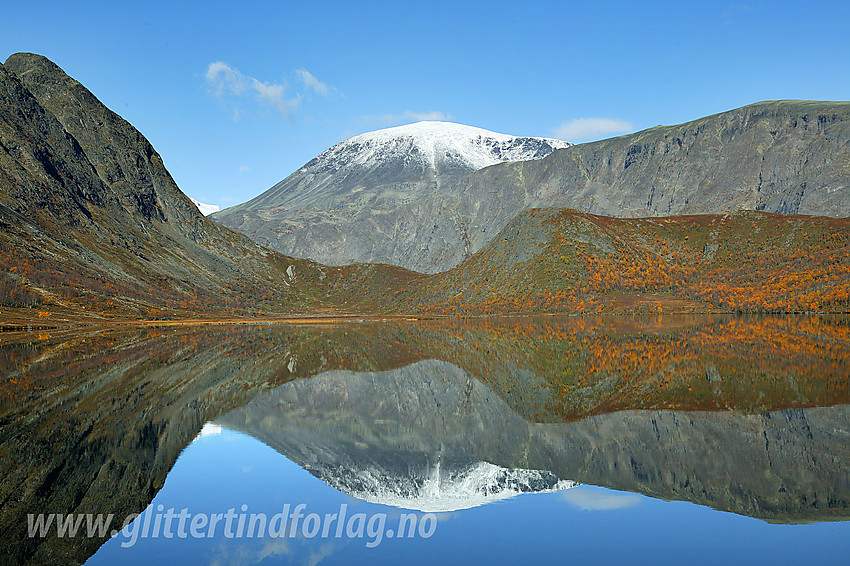 Flott høstdag ved Nedre Leirungen med Besshøe (2258 moh) som speiler sin hvite kuppel i det blikkstille vannet.