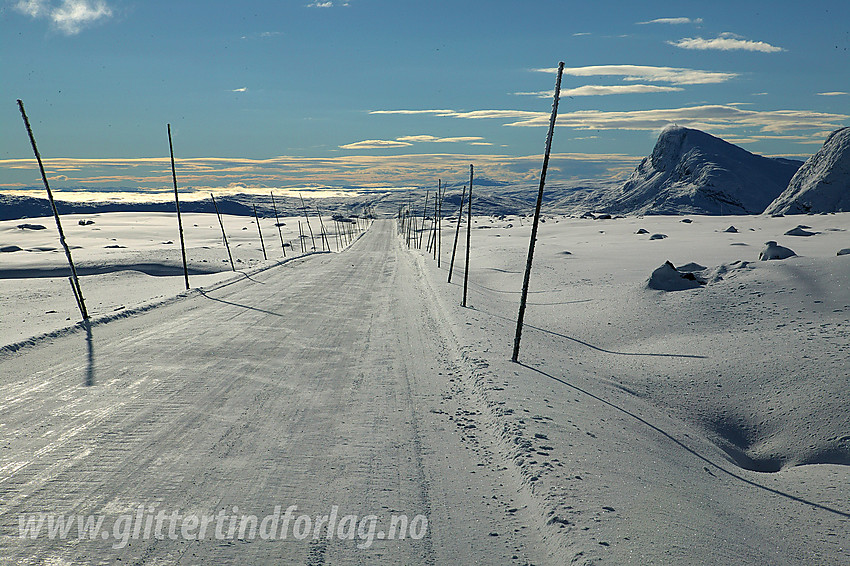 I vinterens spede begynnelse på Valdresflye. Bak til høyre ses Bitihorn (1607 moh).