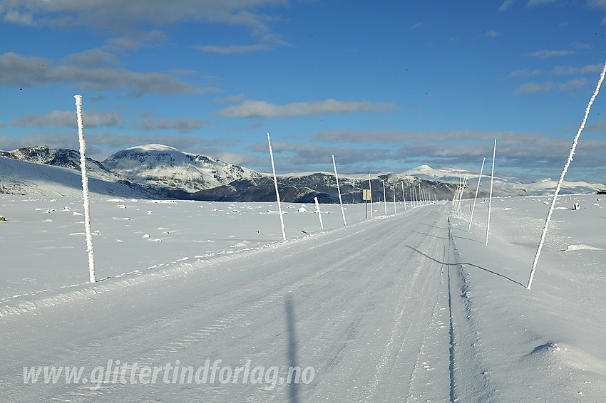 I vinterense spede begynnelse på toppen av Valdresflye med utsikt i nordlig retning.