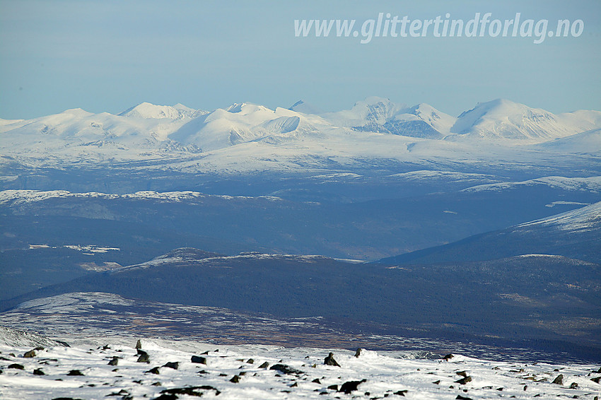 Med telelinse fra Nautgardstindmassivet i retning Rondane.