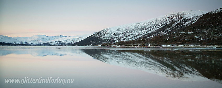 Morgenstemning ved Sjodalsvatnet en novembermorgen, kort tid før isen legger seg på vannet for godt.