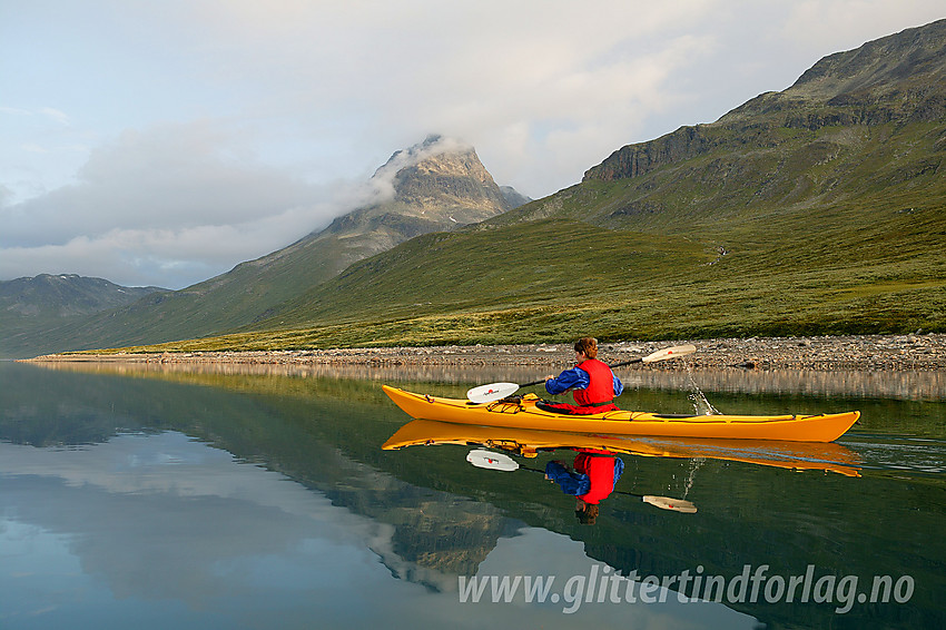 Padling på Bygdin en fin sommermorgen. I bakgrunnen ruver Torfinnstindane (2119 moh).