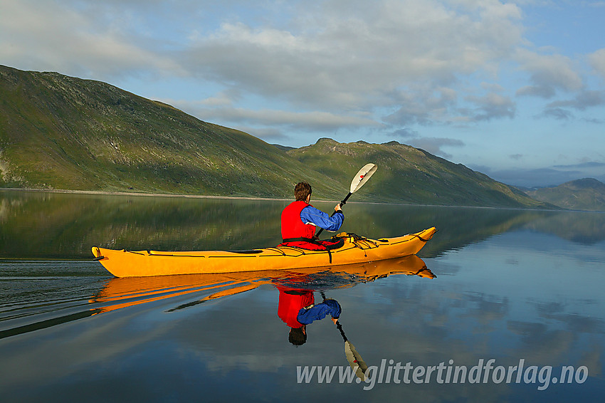 Padling på Bygdin en strålende sommermorgen. I bakgrunnen deler av Grøneberget og Vølohornet.