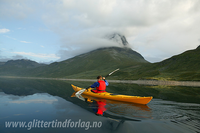 Padling på Bygdin med Torfinnstindane i bakgrunnen.