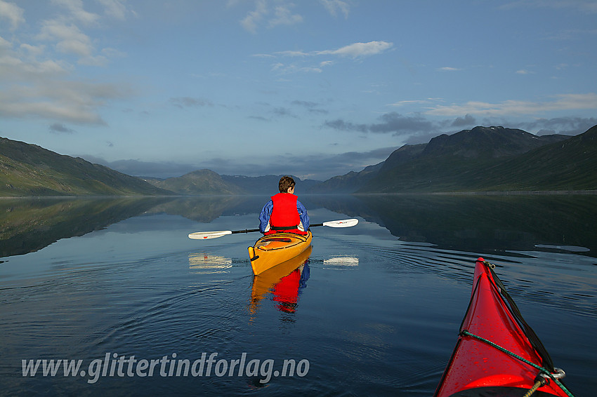 Padling på Bygdin, her rett utenfor Torfinnsbu med kurs vestover.