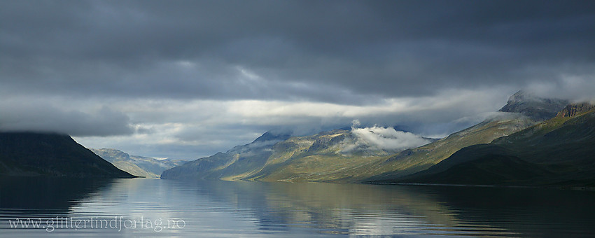 Stemningsfull padletur vestover Bygdin.