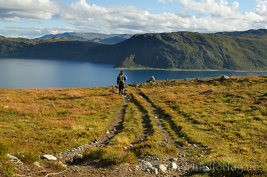 På vei ut av Torfinnsdalen mot Torfinnsbu med Bygdin og Grøneberget i bakgrunnen.