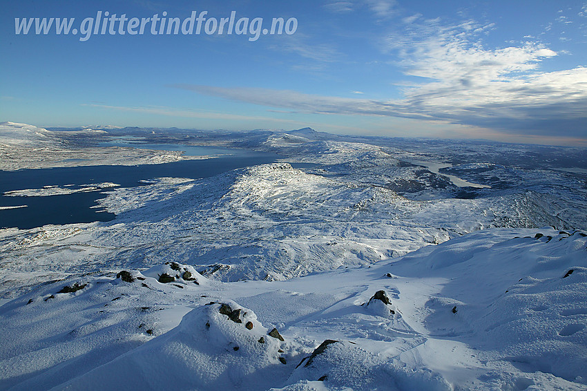 Utsikt fra Bitihorn i østlig retning mot bl.a Vinstre, Gravolskampen og Olevatnet og videre bort til Skaget (1686 moh).