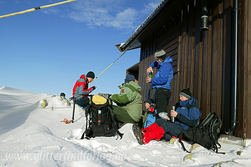 Pause i hytteveggen på toppen av Bitihorn (1607 moh).