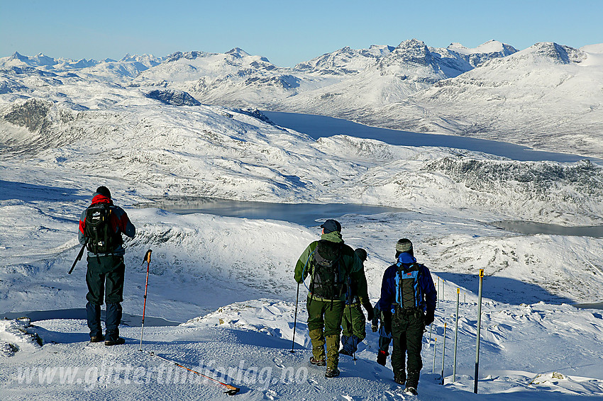 På vei ned fra Bitihorn en strålende høstdag med Jotunheimen for våre føtter.