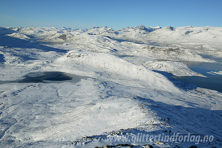 På vei ned fra Bitihorn med utsikt nordvestover.