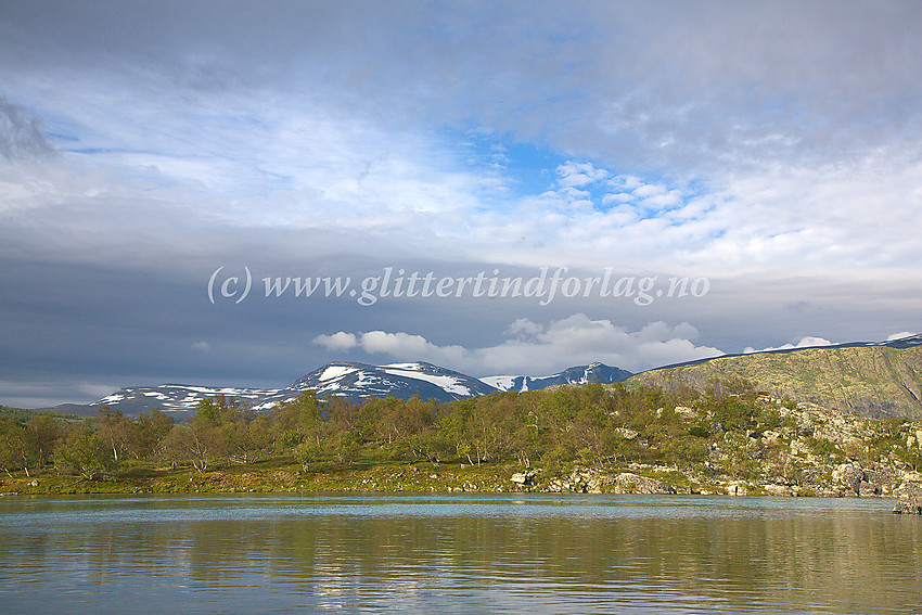 Morgenstemning ved Sjoa litt nedenfor Gjendeosen. I bakgrunnen ses bl.a. Rasletinden og Munken.