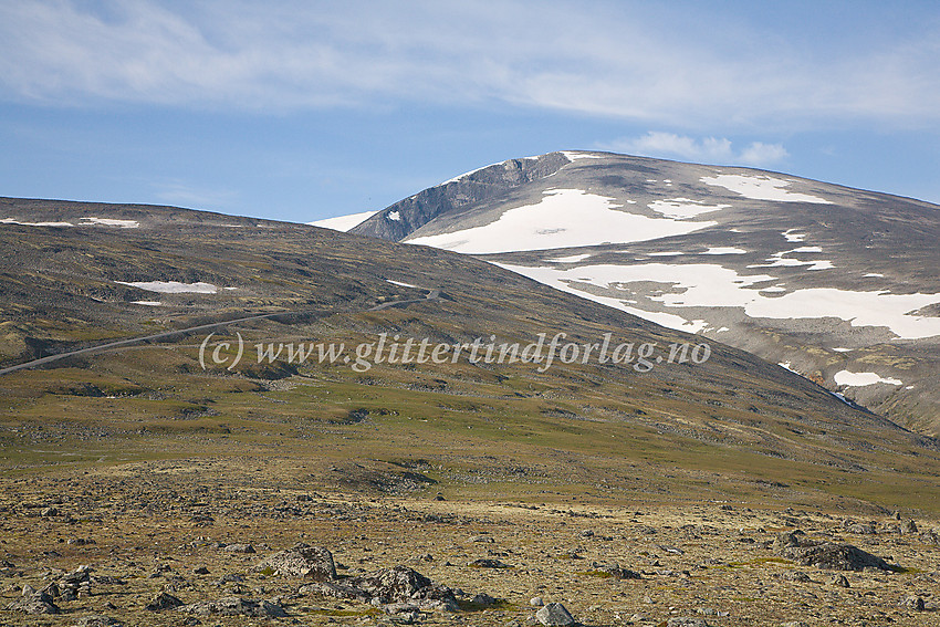 På vei opp fra Bøverdalen mot Juvasshytta på Nord-Europas høyestliggende bilvei med Kjelhøe (2223 moh) i bakgrunnen.