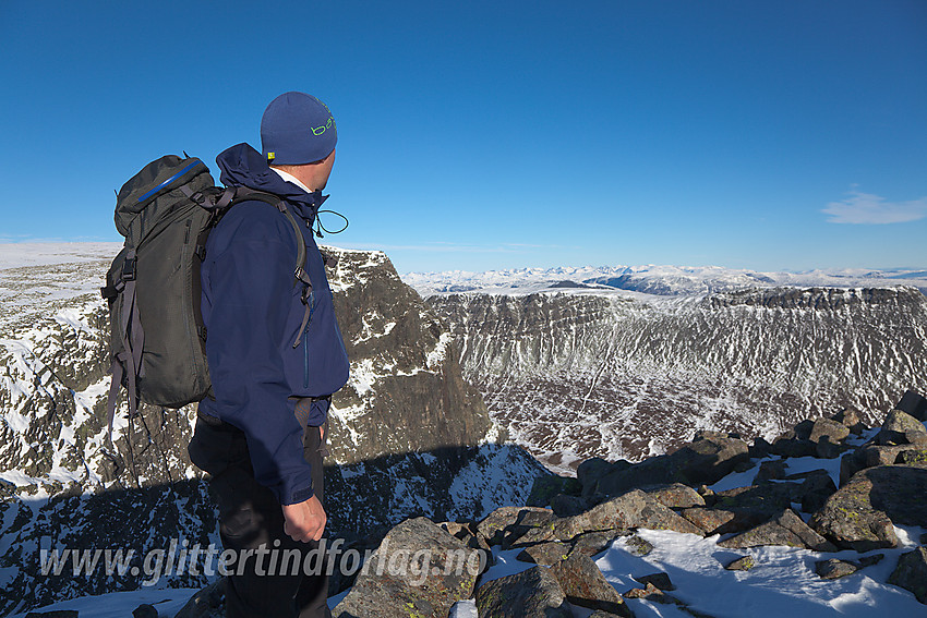 Utsikt fra Ranstongjeplatået mot nord. Først Rankanøse etterfulgt av Jotunheimens tinderekker.