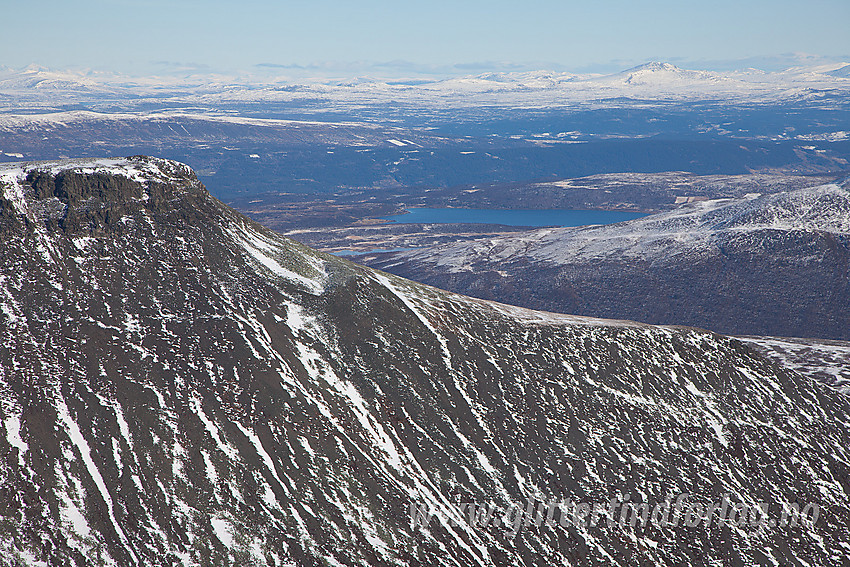 Utsikt fra Ranastongi mot Rankanøse (til venstre). Lenger i det fjerne drar man kjensel på Nørdre Syndin, Slettfjellet og Skaget (bak til høyre).